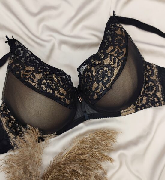 D dydis: tinkliuku dekoruota liemenėlė