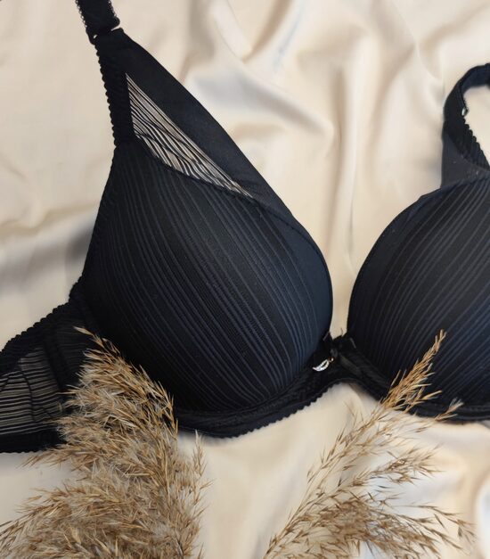 B dydis: juoda liemenėlė su "delniukų" push up