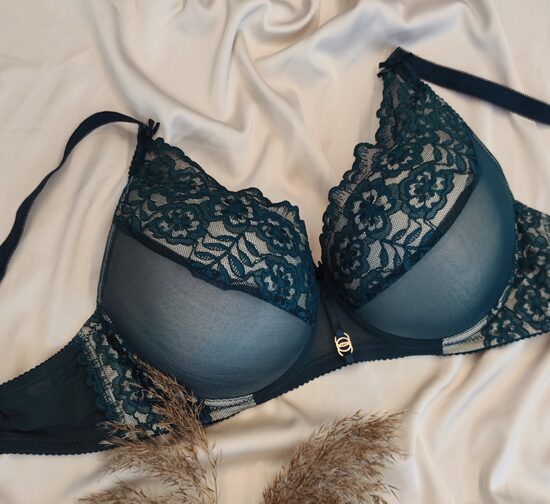 D dydis: žalia, tinkliuku dekoruota liemenėlė