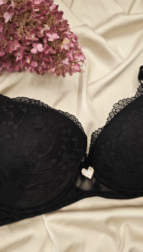 C dydžio juoda liemenėlė su širdele