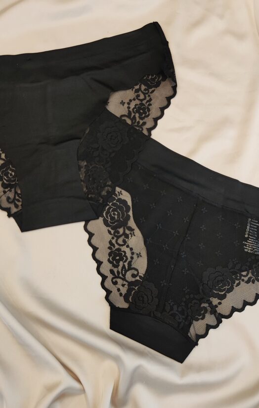 Juodos besiūlės kelnaitės FIN