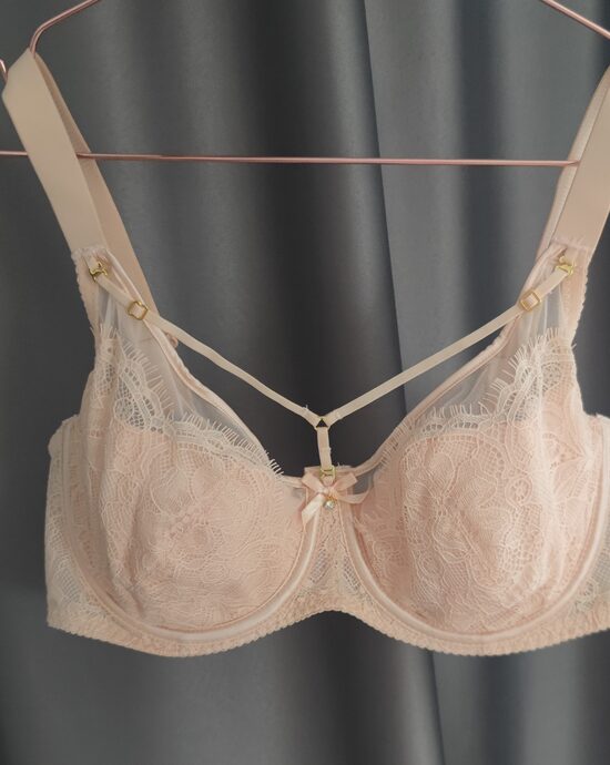 D dydis: gelsva liemenėlė su juostelėmis