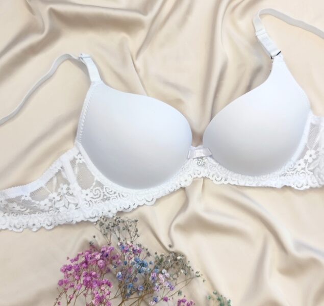 B dydis: balta liemenėlė be nėrinių ir be push up