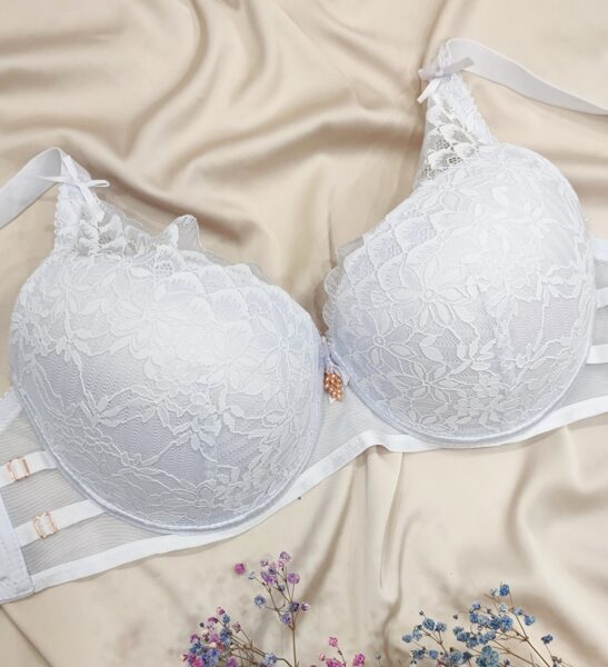 D dydis: balta liemenelė be push up