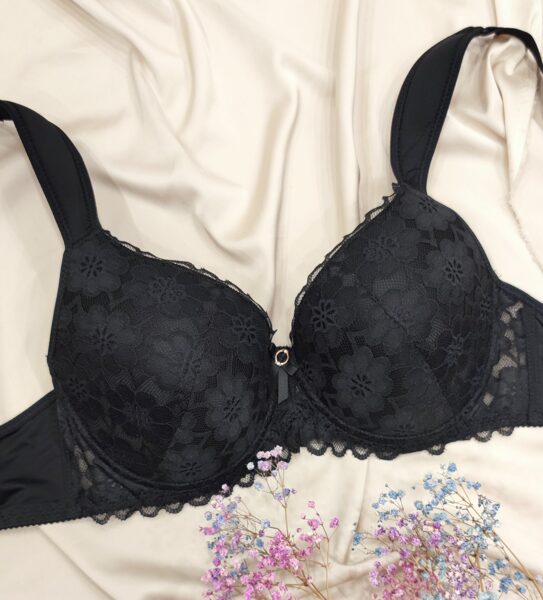 D dydis: juoda liemenėė plačiomis petnešomis