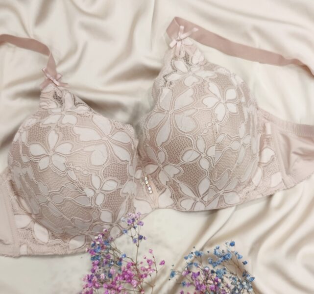 D dydis: kreminė liemenėlė su nėriniais