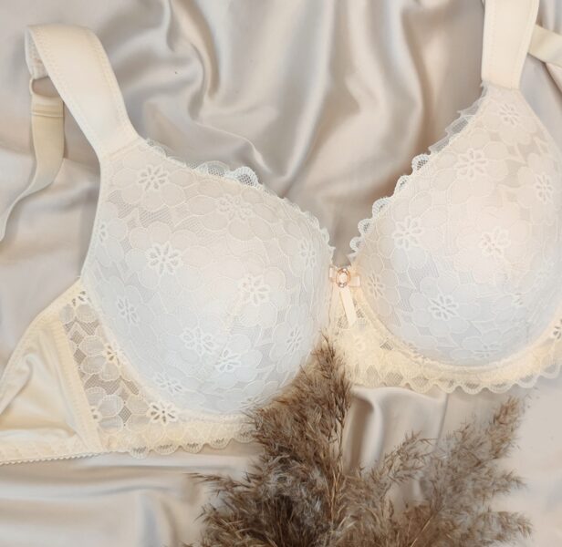 D dydis: gelsva liemenėlė plačiomis petnešomis