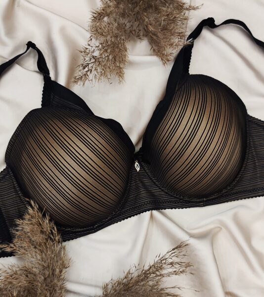 95D dydis: juodai raštuota liemenėlė