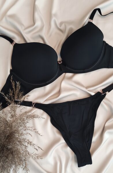 Juodas komplektukas su vario spalvos detalėmis