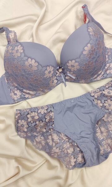 Alyvinis komplektukas su gėlių motyvais